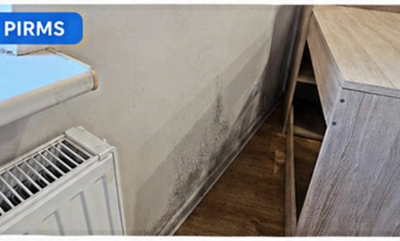 Siena un radiators pēc pelējuma tīrīšanas — Pirms